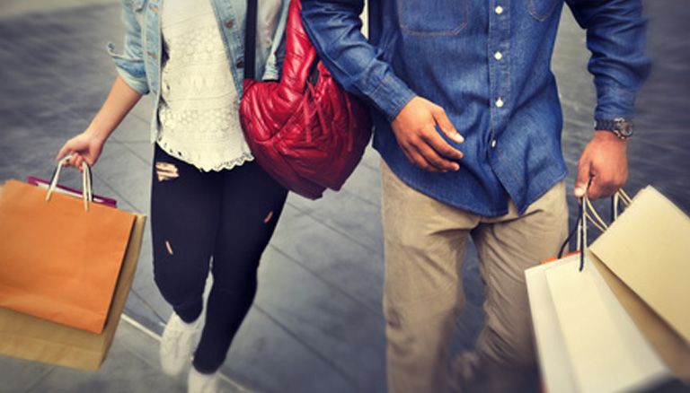 Paar auf Shopping Tour